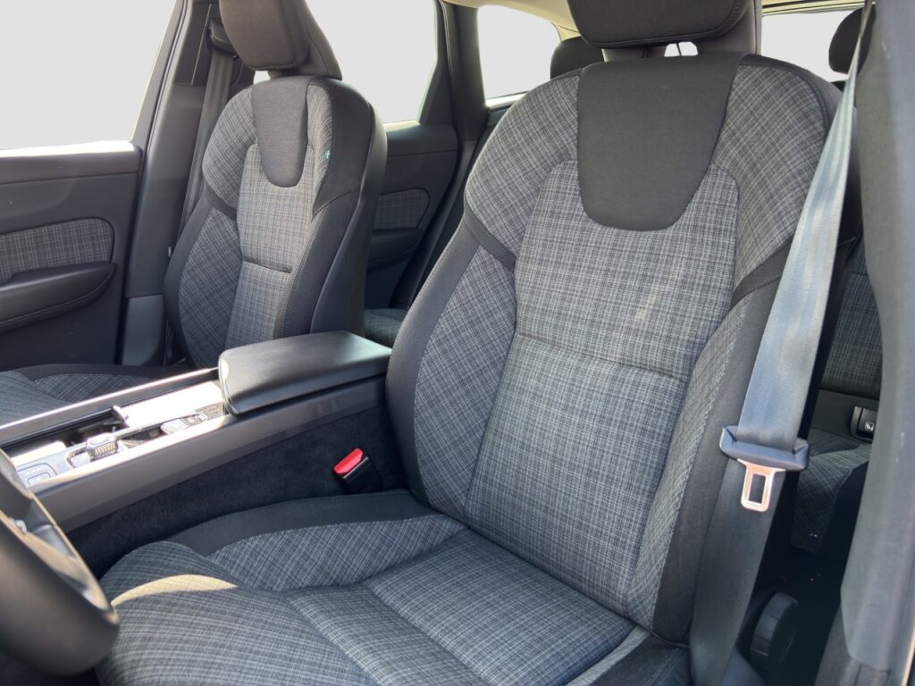 Volvo XC60 B4 Essential/Navi/LED/Kamera/Komfortsitze – Bild 13