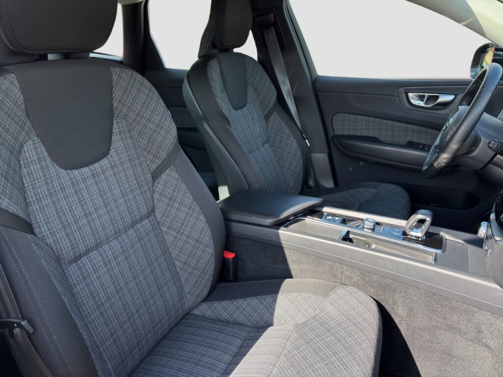 Volvo XC60 B4 Essential/Navi/LED/Kamera/Komfortsitze – Bild 17