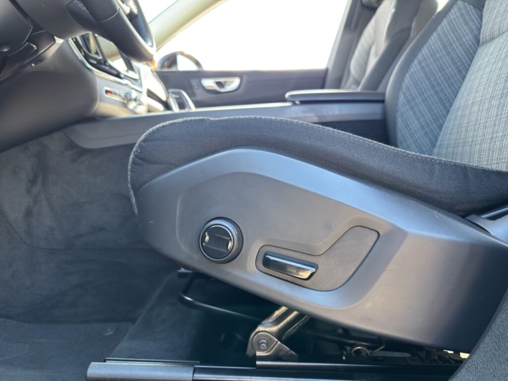 Volvo XC60 B4 Essential/Navi/LED/Kamera/Komfortsitze – Bild 19