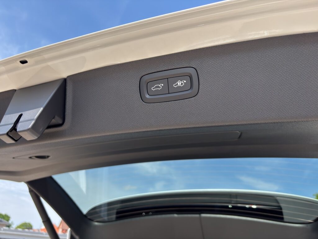 Volvo XC90 T8 AWD Ultra Black Edition Plug-In/Luftfahr – Bild 19