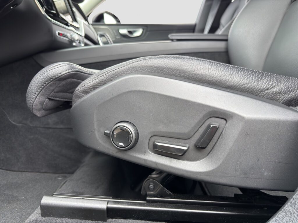 Volvo XC60 B4 Plus Dark AWD/Navi/LED/H&K/BLIS/hzb.FS – Bild 15