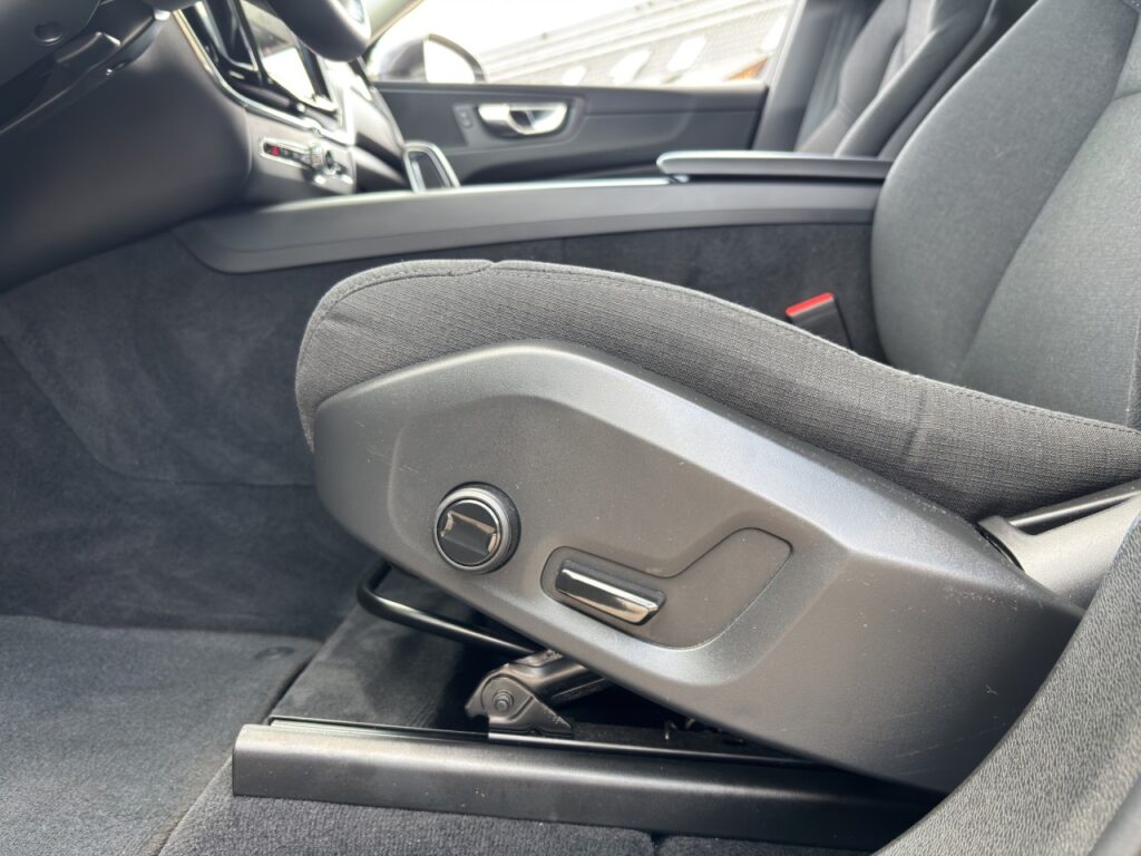 Volvo XC60 B4 Momentum Pro/Navi/LED/AHK/Lichtpaket/LHZ – Bild 15