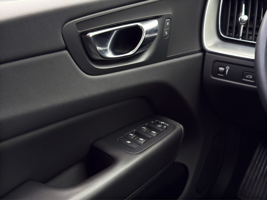 Volvo XC60 B4 Momentum Pro/Navi/LED/AHK/Kam/LHZ/hzb.FS – Bild 12