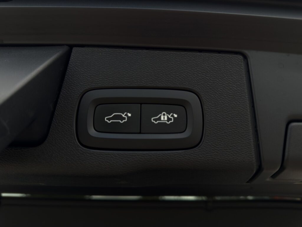 Volvo XC60 B4 Momentum Pro/Navi/LED/AHK/Kam/LHZ/hzb.FS – Bild 17