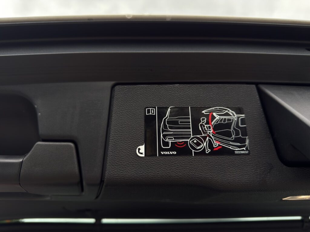 Volvo XC60 B4 R-Design/Nappa/Navi/Pano/Xenium-Paket – Bild 19