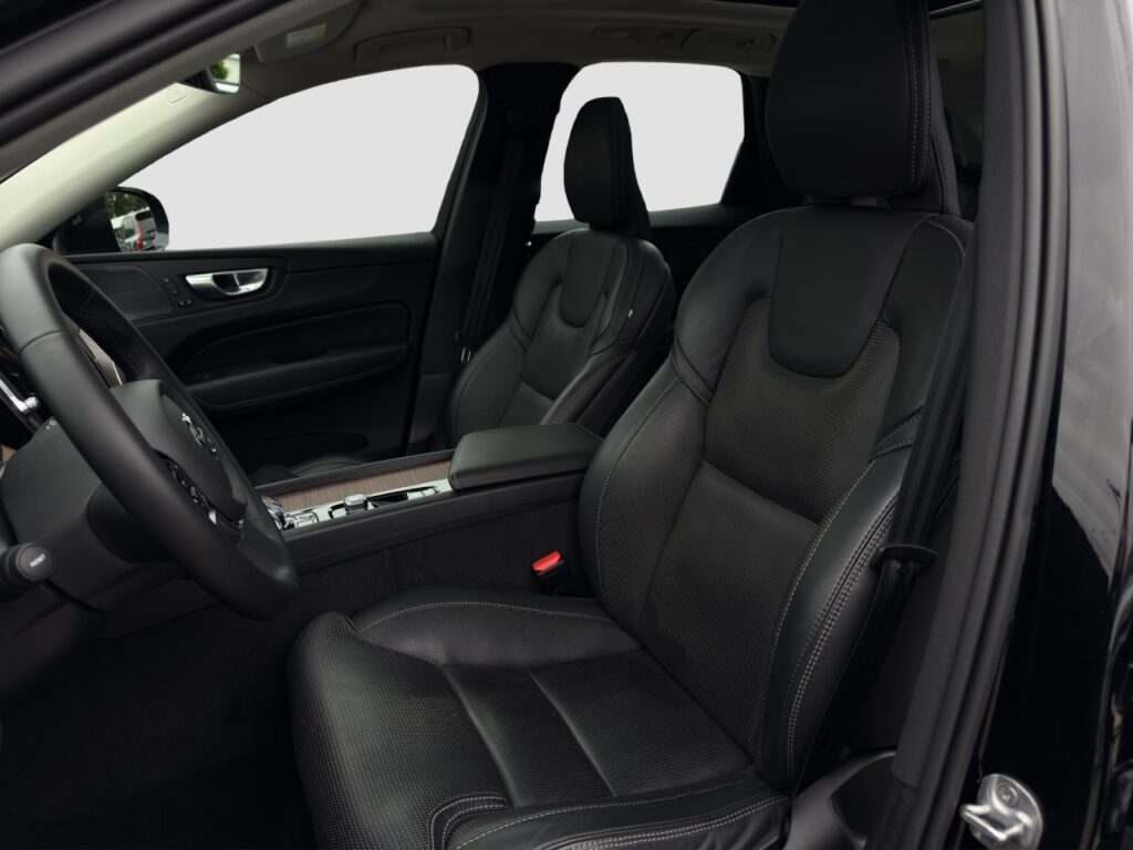 Volvo XC60 B5 Ultimate Dark AWD/AHK/Pano/StHz/360K/HuD – Bild 13