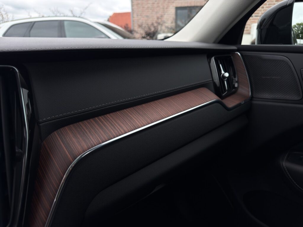 Volvo XC60 B5 Ultimate Dark AWD/AHK/Pano/StHz/360K/HuD – Bild 22