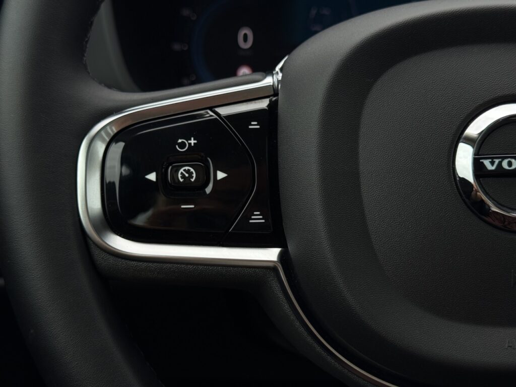 Volvo XC60 B5 Ultimate Dark AWD/AHK/Pano/StHz/360K/HuD – Bild 25