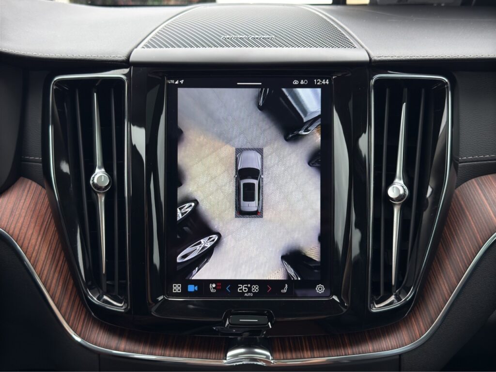 Volvo XC60 B5 Ultimate Dark AWD/AHK/Pano/StHz/360K/HuD – Bild 27