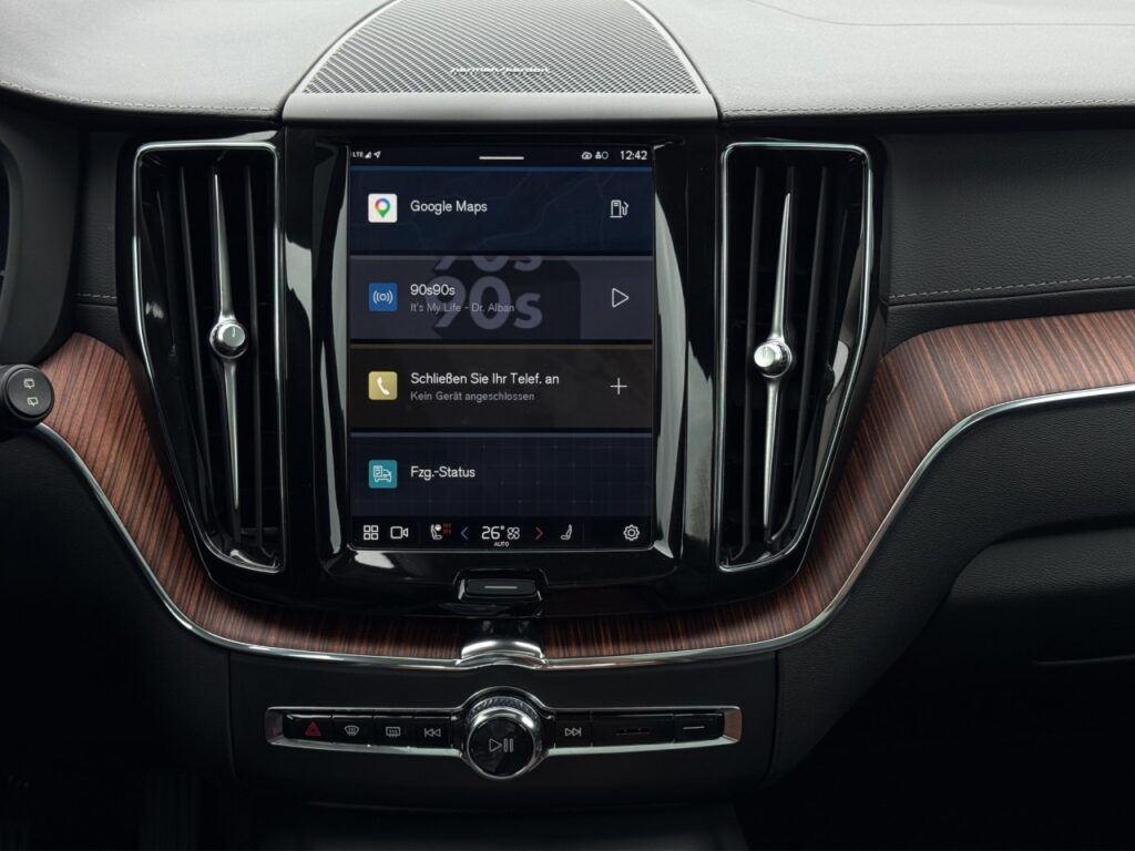 Volvo XC60 B5 Ultimate Dark AWD/AHK/Pano/StHz/360K/HuD – Bild 9
