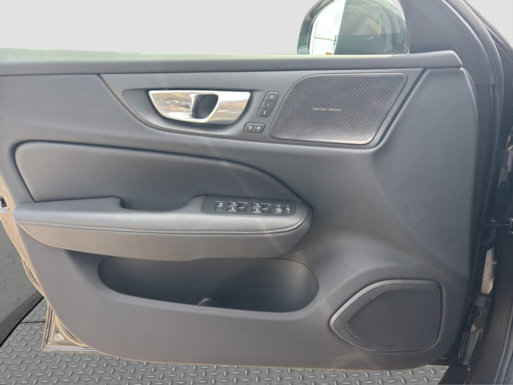 Volvo V60 B4 Cross Country Ultimate AWD/AHK/Pano/StHz – Bild 12