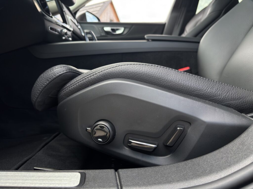 Volvo V60 B4 Cross Country Ultimate AWD/AHK/Pano/StHz – Bild 23