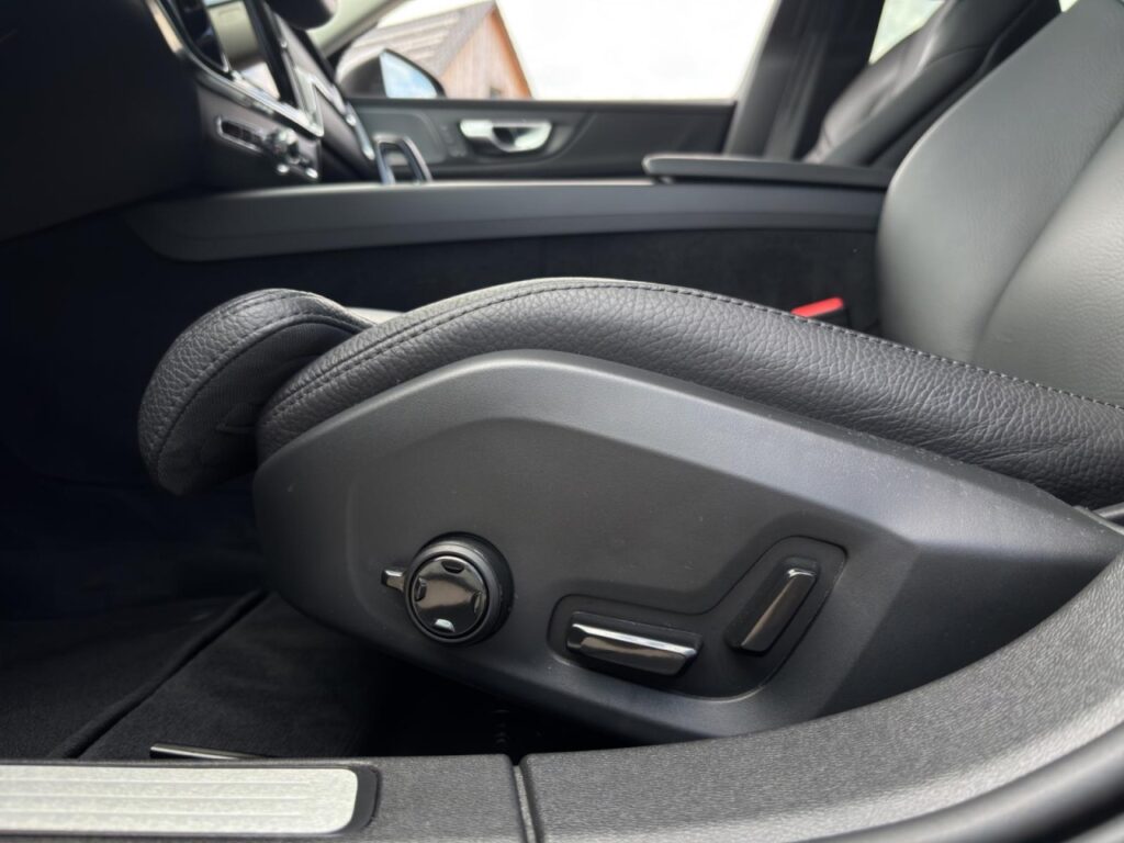 Volvo V60 B4 CC Ultimate AWD/Navi/AHK/Pano/StHz/19Zoll – Bild 20