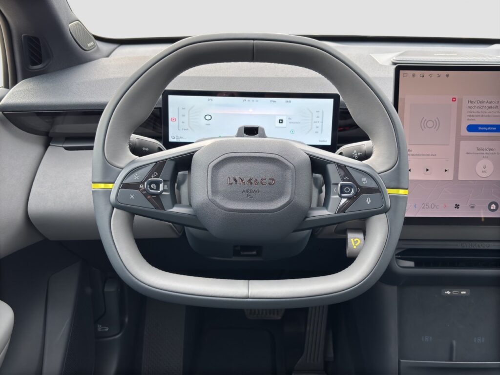 Lynk & Co 02 More / Pano / Harman-Kardon / Selfie-Kamera – Bild 7