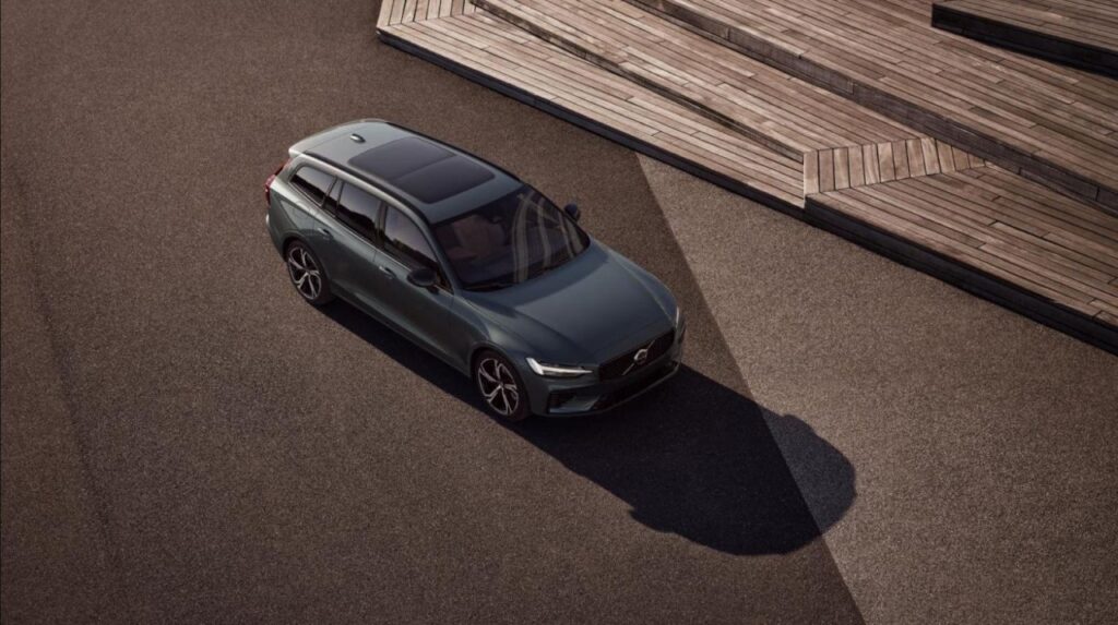 Volvo V60 T8 Ultra Dark Plug-In Hybrid/Bowers&Wilkins – Bild 4