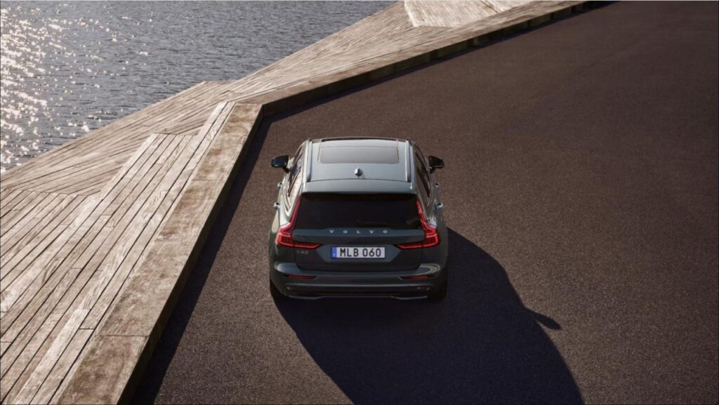 Volvo V60 T8 Ultra Dark Plug-In Hybrid/Bowers&Wilkins – Bild 5