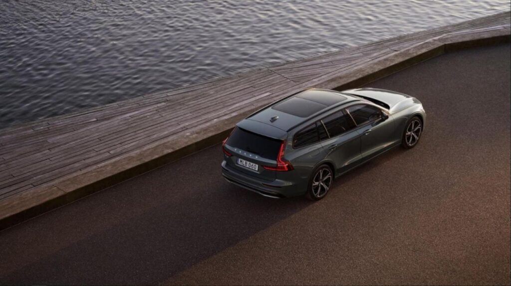 Volvo V60 T8 Ultra Dark Plug-In Hybrid/Bowers&Wilkins – Bild 6