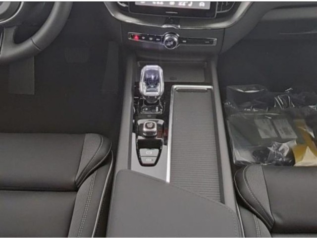 Volvo XC60 B5 Ultra Black Edition AWD/Pano/AHK/HuD/H&K – Bild 4