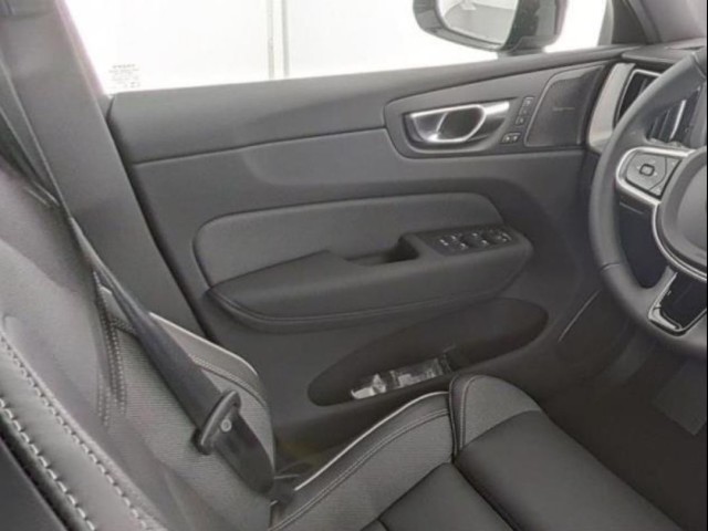 Volvo XC60 B5 Ultra Black Edition AWD/Pano/AHK/HuD/H&K – Bild 6