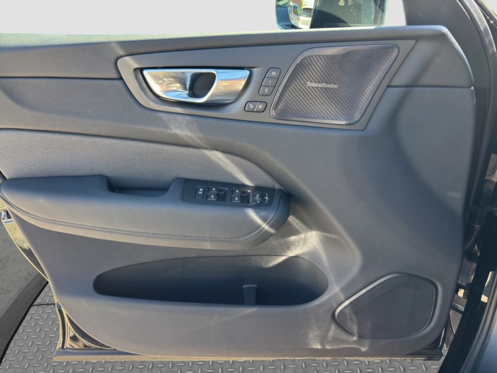 Volvo XC60 B5 Ultra Black Edition AWD/Pano/AHK/HuD/H&K – Bild 12
