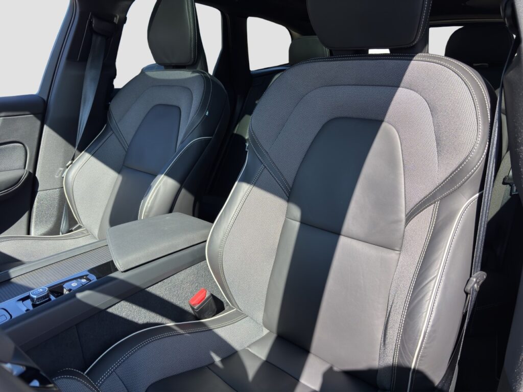 Volvo XC60 B5 Ultra Black Edition AWD/Pano/AHK/HuD/H&K – Bild 13