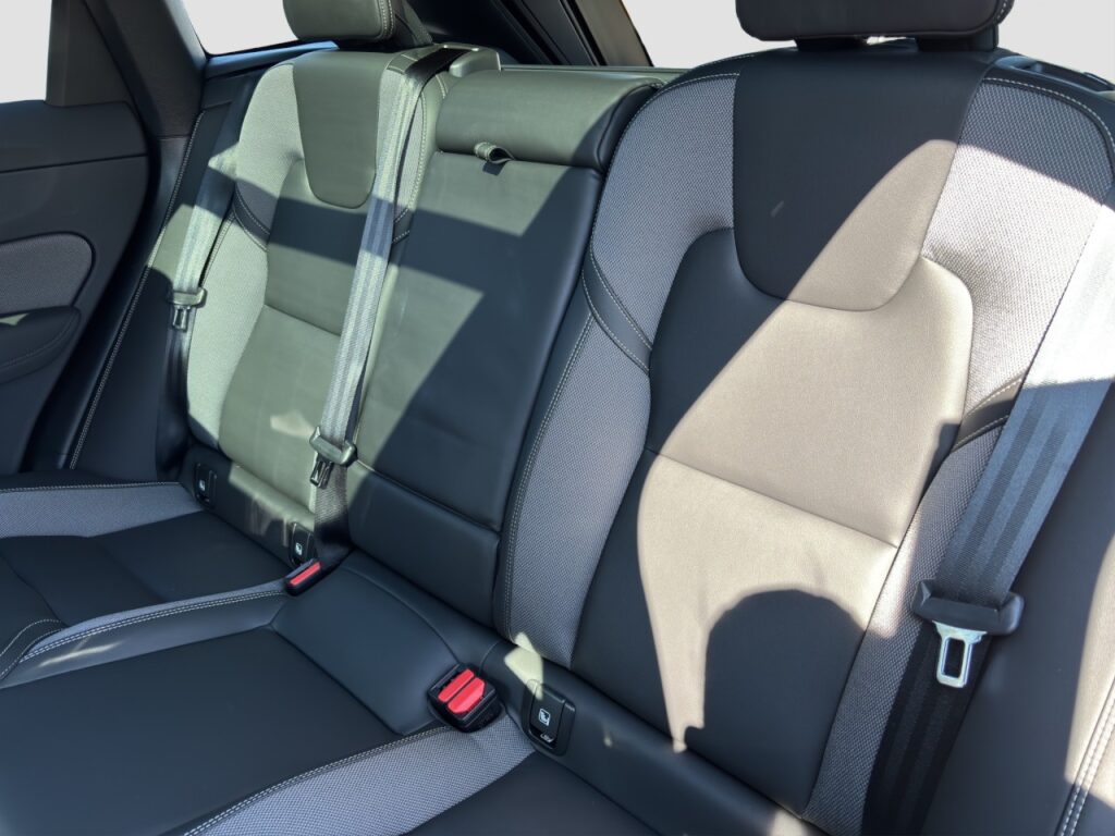 Volvo XC60 B5 Ultra Black Edition AWD/Pano/AHK/HuD/H&K – Bild 14