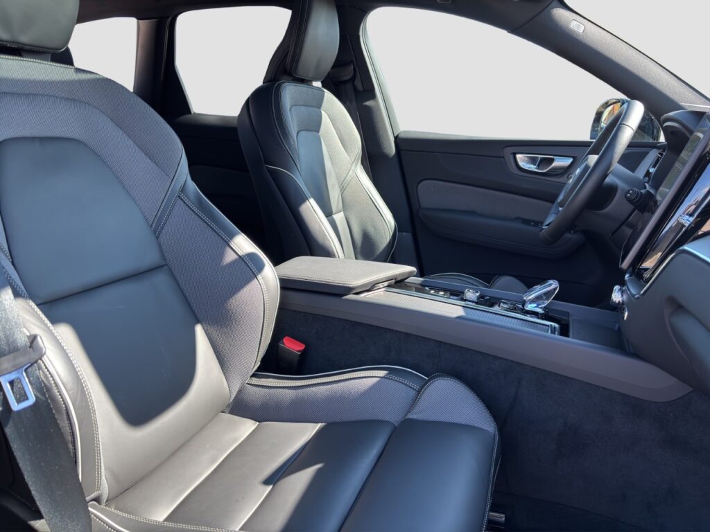 Volvo XC60 B5 Ultra Black Edition AWD/Pano/AHK/HuD/H&K – Bild 17