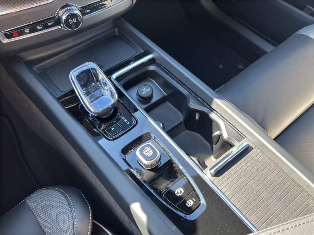 Volvo XC60 B5 Ultra Black Edition AWD/Pano/AHK/HuD/H&K – Bild 21