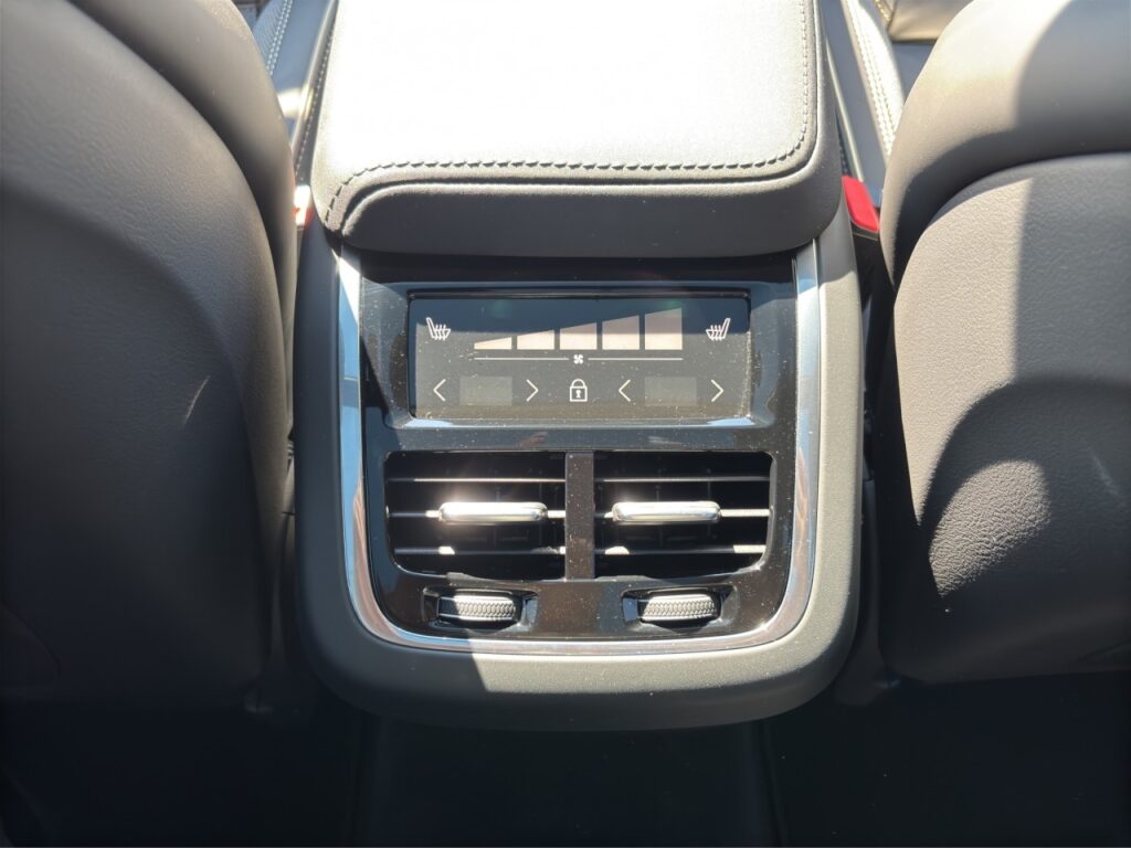 Volvo XC60 B5 Ultra Black Edition AWD/Pano/AHK/HuD/H&K – Bild 22