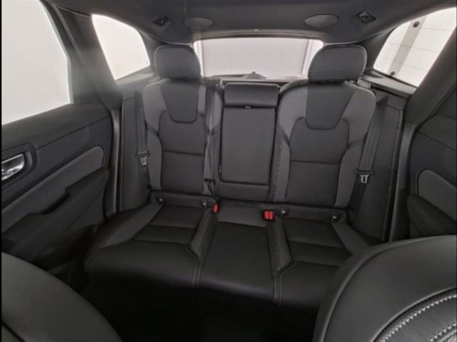 Volvo XC60 B5 Ultra Black Edition AWD/Pano/AHK/HuD/H&K – Bild 6