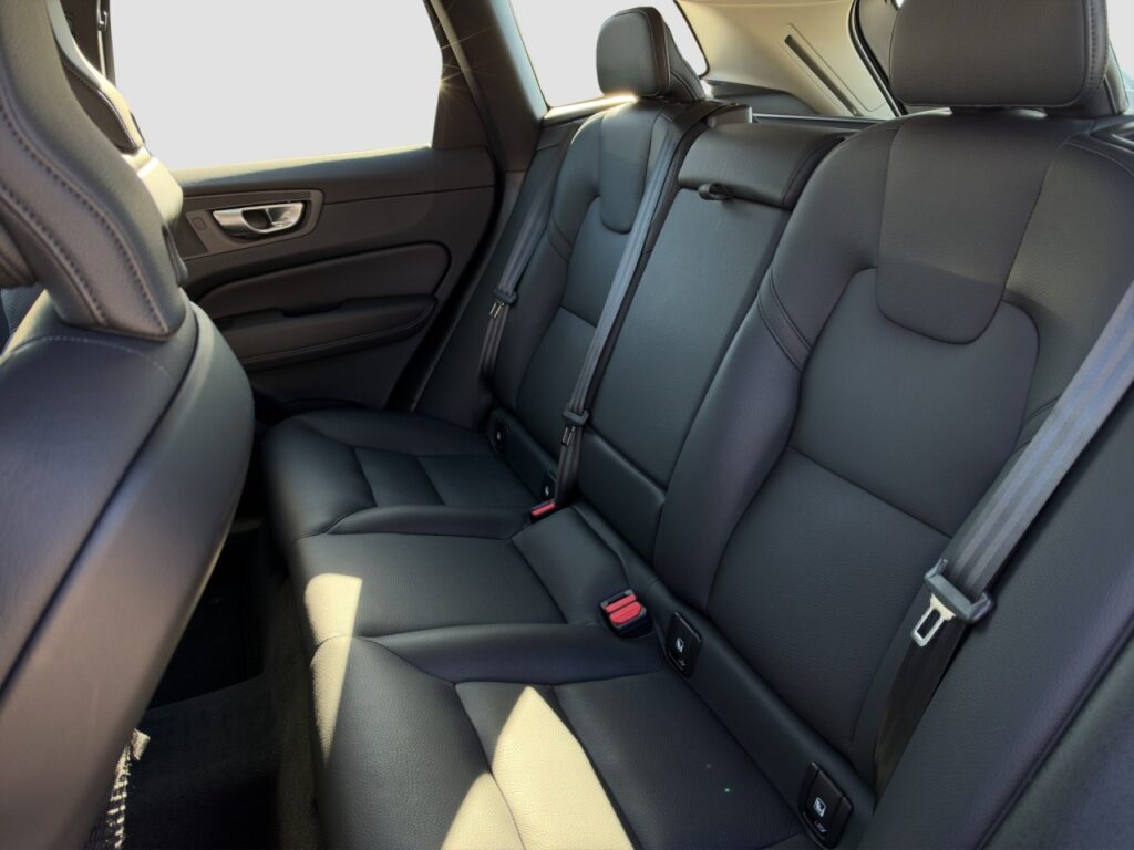 Volvo XC60 B4 Plus Dark AWD/Navi/LED/AHK/Standhz/GJR – Bild 14