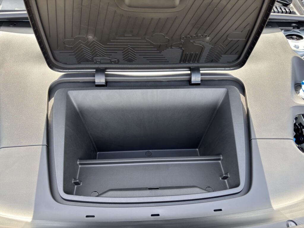 Volvo EX30 P5 Long Range Ultra 22 kW Onboard Charger – Bild 22