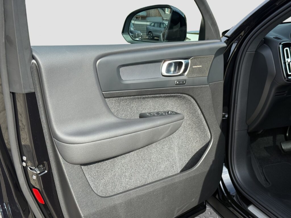 Volvo EX40 Single Extended Range Ultra Black Edition – Bild 11