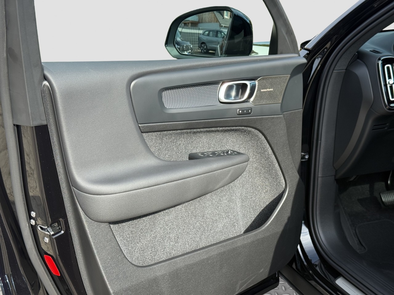 Volvo EX40 Single Extended Range Ultra Black Edition – Bild 11