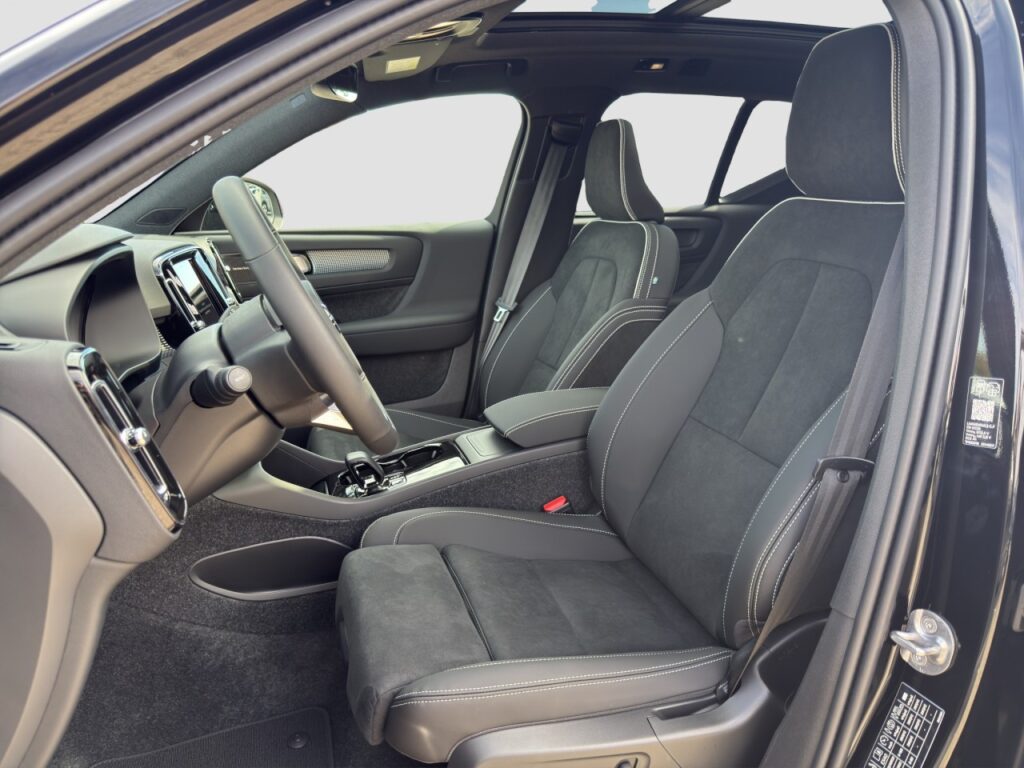 Volvo EX40 Single Extended Range Ultra Black Edition – Bild 12