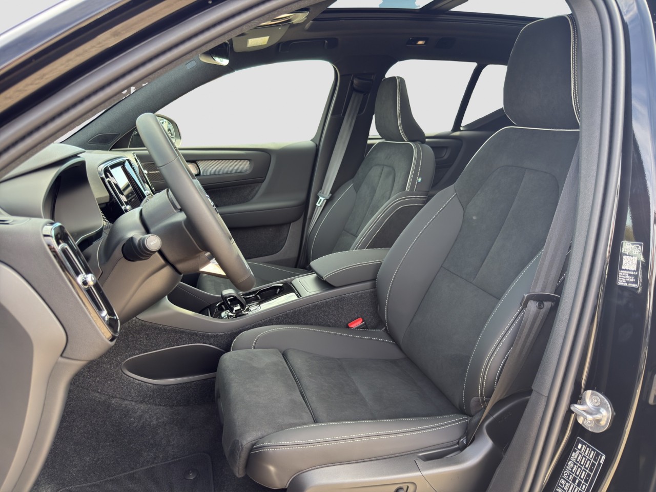 Volvo EX40 Single Extended Range Ultra Black Edition – Bild 12