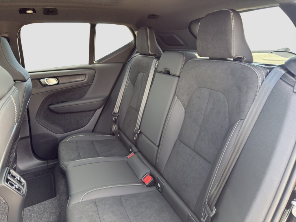 Volvo EX40 Single Extended Range Ultra Black Edition – Bild 13