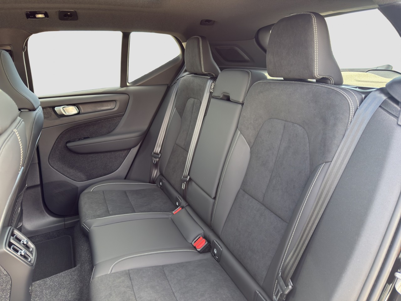 Volvo EX40 Single Extended Range Ultra Black Edition – Bild 13