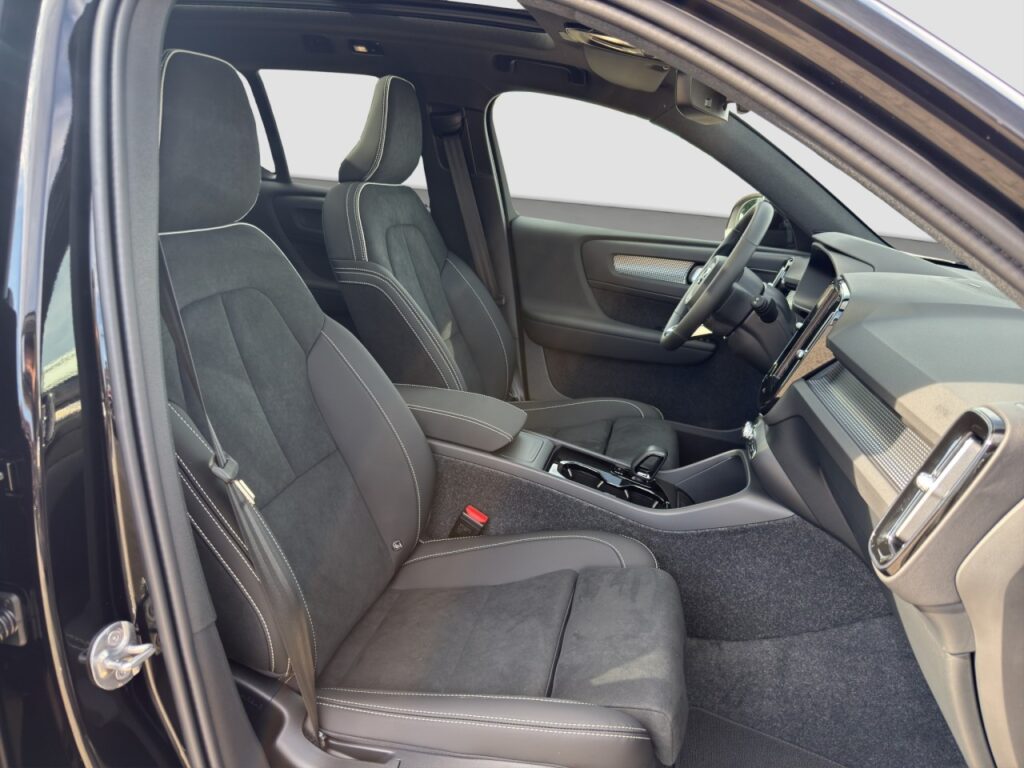 Volvo EX40 Single Extended Range Ultra Black Edition – Bild 16