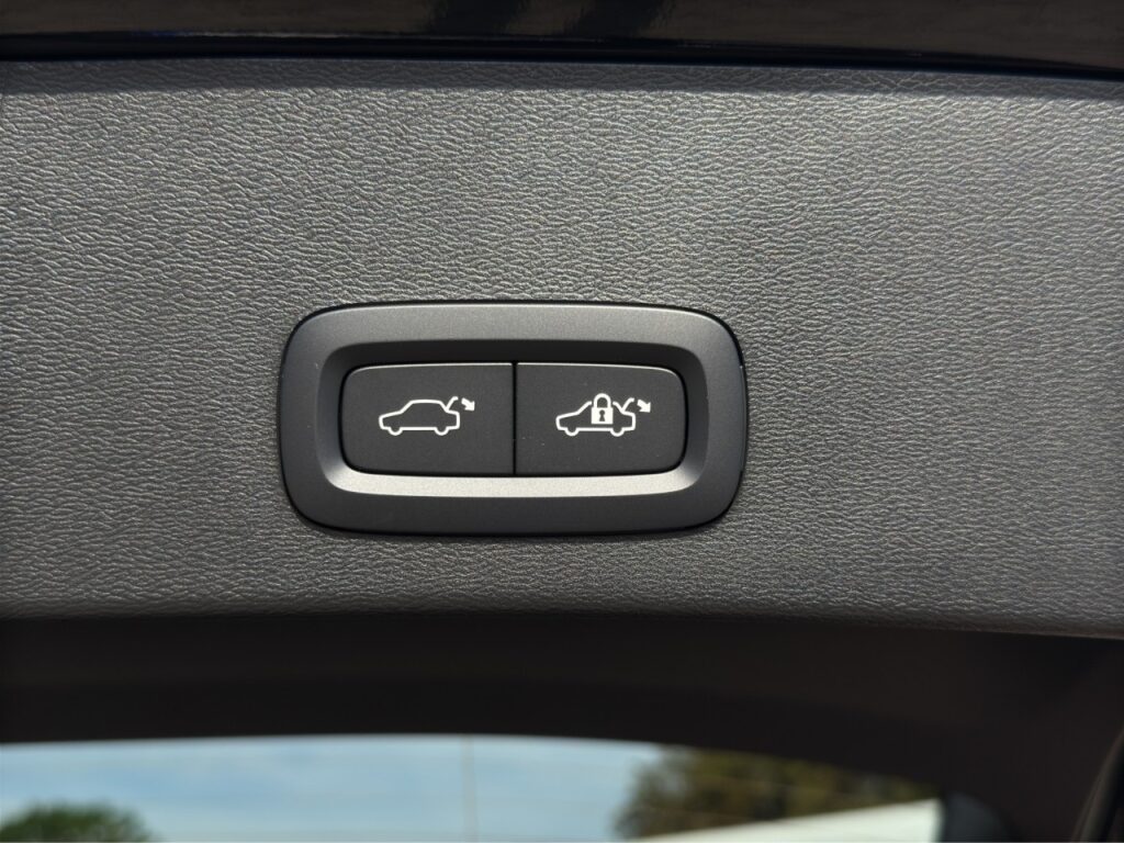 Volvo EX40 Single Extended Range Ultra Black Edition – Bild 18