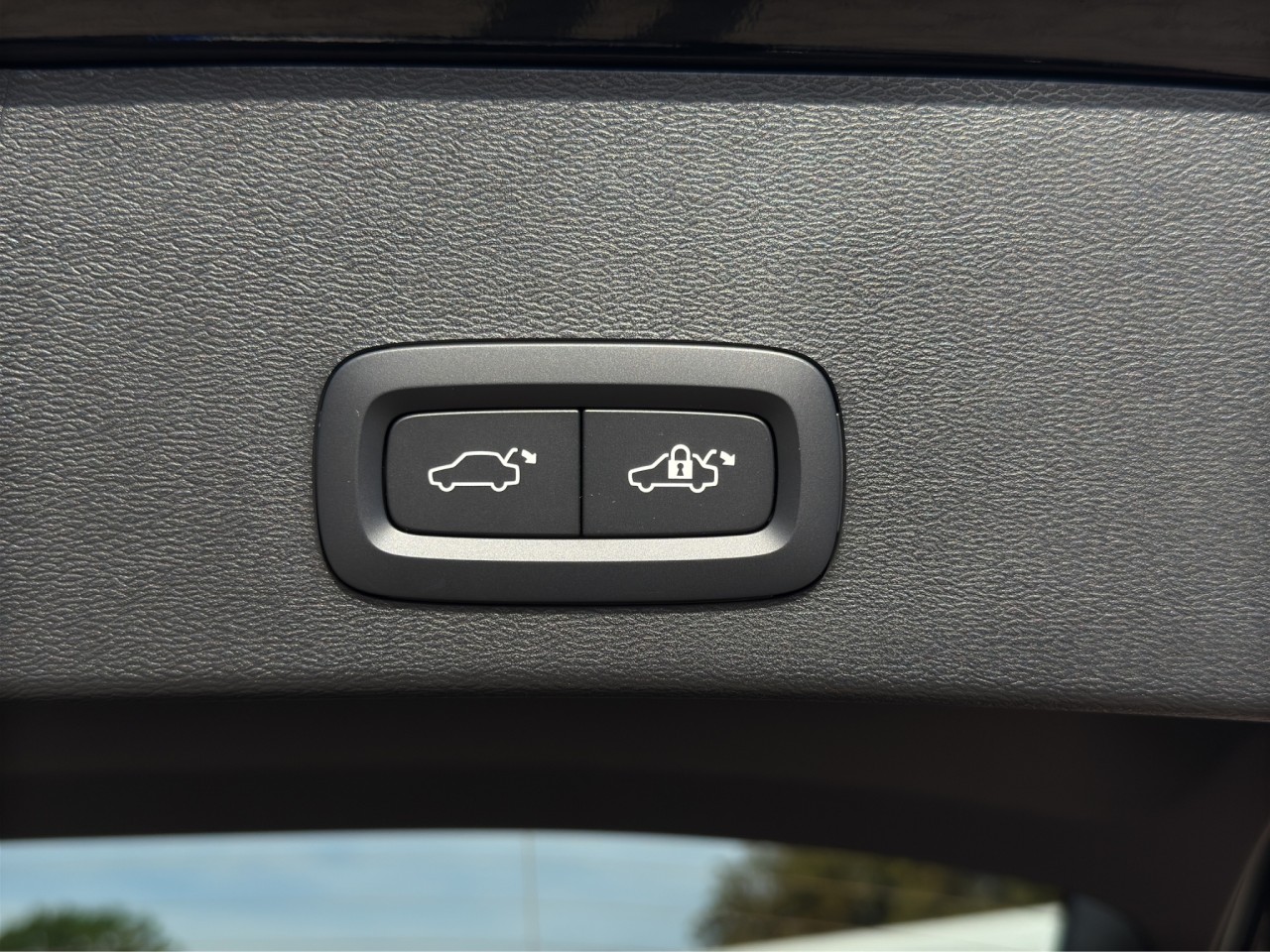 Volvo EX40 Single Extended Range Ultra Black Edition – Bild 18