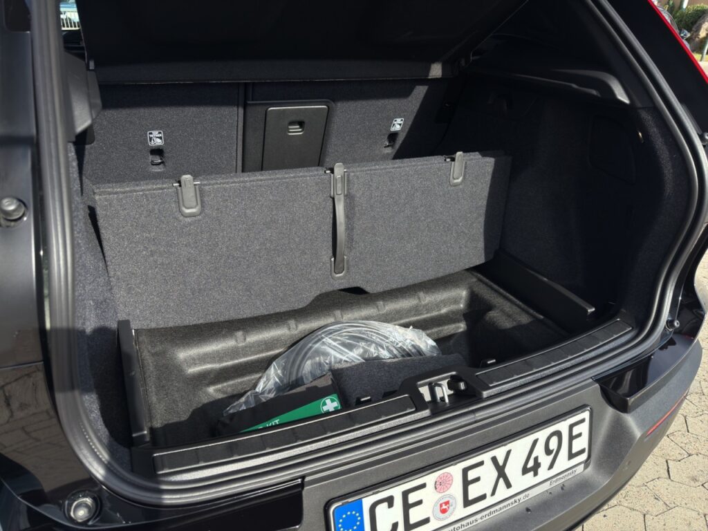 Volvo EX40 Single Extended Range Ultra Black Edition – Bild 19